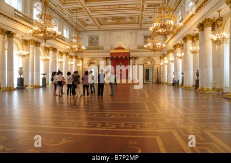 La gente al St George (grande trono) Hall in palazzo d'inverno, San Pietroburgo, Russia Foto Stock