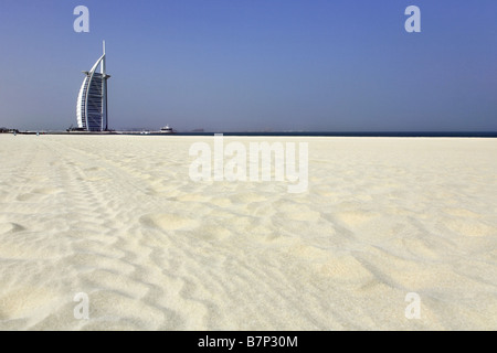 Ampia spiaggia con il Burj al Arab Hotel in background, Dubai Foto Stock