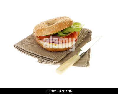 Freddo fresco prosciutto cotto e insalata sandwich isolati contro uno sfondo bianco con nessun popolo e un tracciato di ritaglio Foto Stock