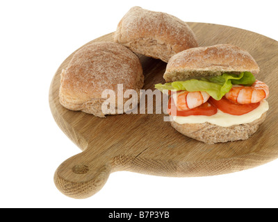 Fresco e salutare Sandwich di gamberi con lattuga pomodori e maionese isolata contro uno sfondo bianco con nessun popolo e un tracciato di ritaglio Foto Stock