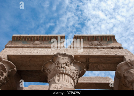 Cornicione dettaglio Gate di Neos Dionysos Kom Ombo tempio Foto Stock