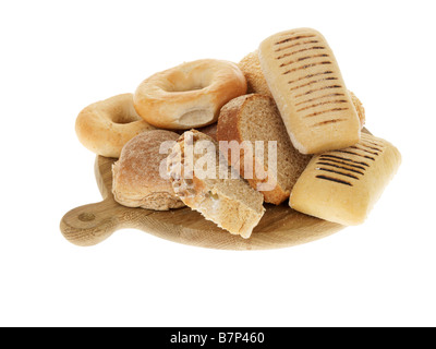 Selezione di un assortimento di pane freschi isolata contro uno sfondo bianco con nessun popolo e un tracciato di ritaglio Foto Stock