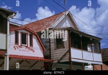 Case di legno in Micoud Street, Città vecchia Castries St Lucia isola dei Caraibi Foto Stock