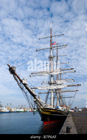 Tall Ship nel porto Foto Stock