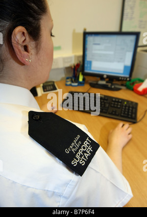 Grampian supporto di polizia lavoratore presso un computer a Aberdeen, Scozia, Regno Unito Foto Stock