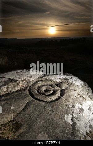 Coppa di epoca preistorica e anello segna l arte rupestre scolpite sulla roccia a Brigantium Northumberland England Regno Unito Foto Stock