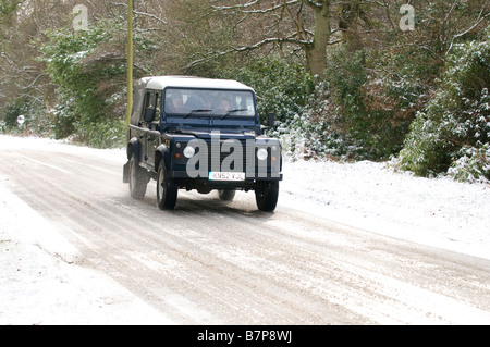 2002 Land Rover Defender guida su neve, 2009 Foto Stock