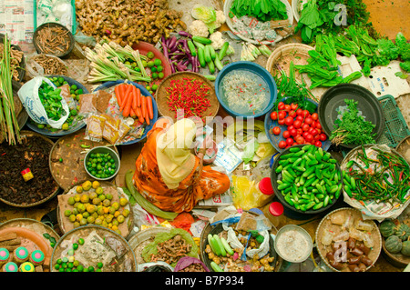 Vista superiore delle donne musulmane la vendita di prodotti freschi e di Pasar Siti Khadijah mercato umido nel Kelantan, Malaysia. Foto Stock