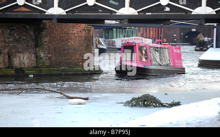 Il vaporetto sulla congelati di Birmingham a Worcester canal vicino al National Indoor Arena di Birmingham. Foto Stock