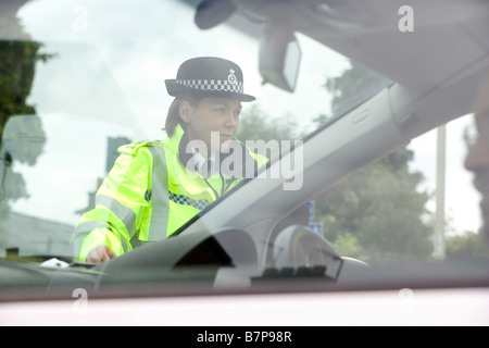 Una donna Special Constable parla con un autista mentre sul dovere di traffico come sostenitori di arrivare per il Watford Burnley corrispondono a Watford Foto Stock