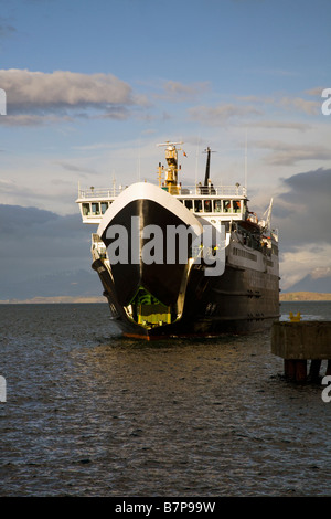 Caledonian Macbrayne traghetti passeggeri si preparano a scaricare, si avvicina, Isle of Mull, con la prua porte aperte, Scotland, Regno Unito Foto Stock