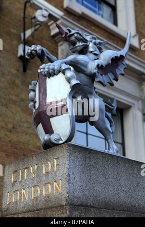 Regno Unito london southwark dettaglio dello stemma sulla london bridge Foto Stock