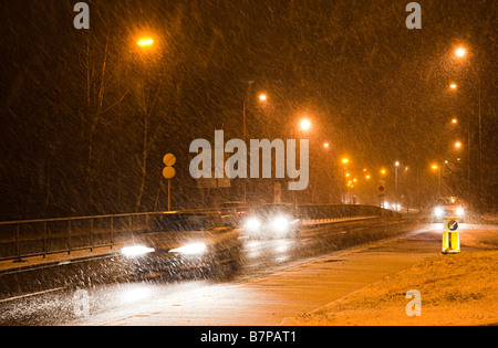 Auto guidare di notte in inverno le condizioni di innevamento Cwmbran Wales UK Foto Stock