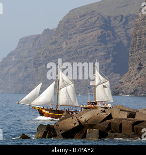 Turismo escursione in barca lasciando Los Gigantes harbour nel sud di Tenerife Isole Canarie Foto Stock