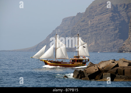 Turismo escursione in barca lasciando Los Gigantes harbour nel sud di Tenerife Isole Canarie Foto Stock