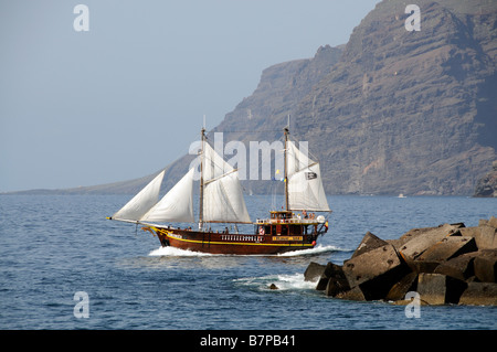 Turismo escursione in barca lasciando Los Gigantes harbour nel sud di Tenerife Isole Canarie Foto Stock