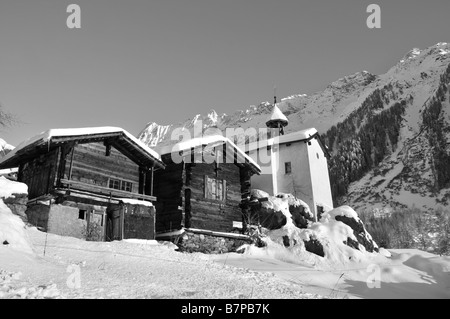 Vecchi chalets e cappella nelle alpi svizzere Foto Stock