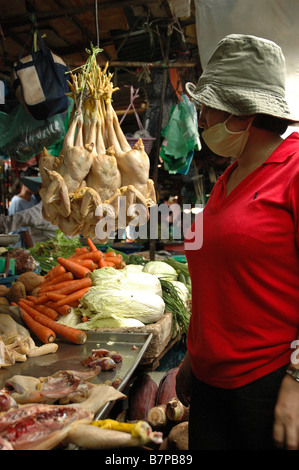 La donna lo shopping al mercato centrale di Phnom Penh Foto Stock