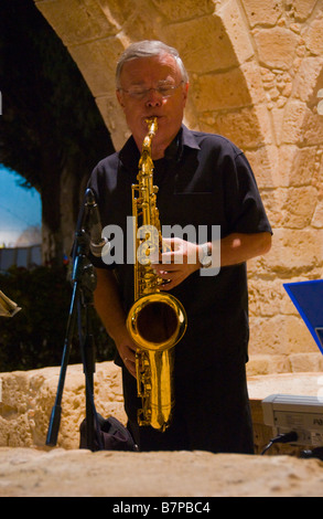 Jazz Trio suona presso il monastero durante il ventiquattresimo Ayia Napa Festival sull'isola del Mediterraneo orientale di Cipro UE Foto Stock