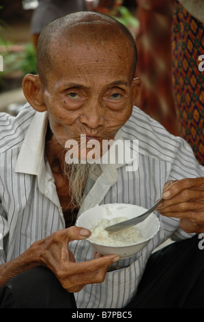 Cambogiano mangiare del riso. Foto Stock