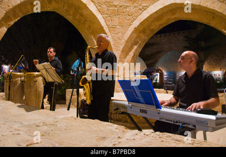 Jazz Trio suona presso il monastero durante il ventiquattresimo Ayia Napa Festival sull'isola del Mediterraneo orientale di Cipro UE Foto Stock