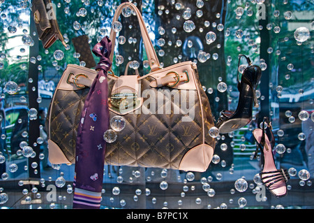 Louis Vuitton bag visualizza la finestra di visualizzazione Singapore Orchard road moderna moda centro commerciale luxury shop store Negozi i Negozi Foto Stock