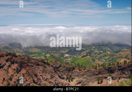 Basse nubi che coprono le colline a nord di Gran Canaria. Preso da Pinos de Galdar con il cratere in primo piano Foto Stock