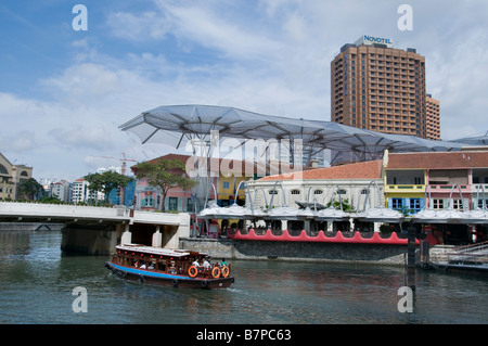 Clarke Clark Quay Singapore in barca sul fiume presente cinque blocchi di restaurata casa magazzini vari ristoranti e locali notturni Foto Stock