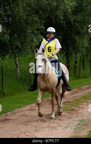 Donna rider concorrenti negli sport di resistenza Foto Stock