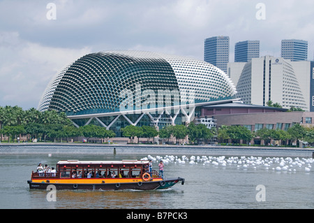 Merlionpark Marina Bay metà sea lion Statua fontana di acqua marina di sfondo barca Foto Stock