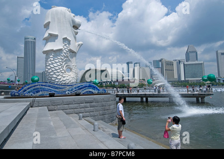 Merlionpark Marina Bay metà sea lion Statua fontana di acqua marina di sfondo barca Foto Stock