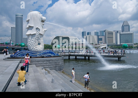 Merlionpark Marina Bay metà sea lion Statua fontana di acqua marina di sfondo barca Foto Stock