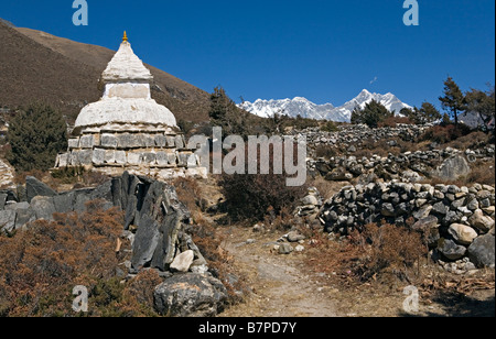 Agricola rocciose pareti del campo e le maestose montagne come si vede l'Everest, sul Lhotse, sul Nuptse come visto dal villaggio di Pangboche Nepal Foto Stock