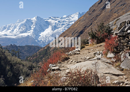 Percorso roccioso e scenic di Kongde Ri gamma di montagna nella regione di Khumbu Everest valley Parco Nazionale di Sagarmatha Il Nepal Foto Stock