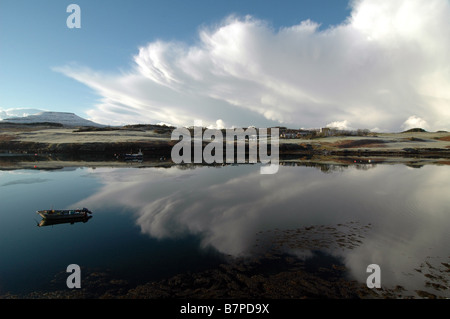 Avvicinando aria di tempesta sul Loch Dunvegan sull'Isola di Skye con una coperta di neve Macleod la tabella in background. Foto Stock