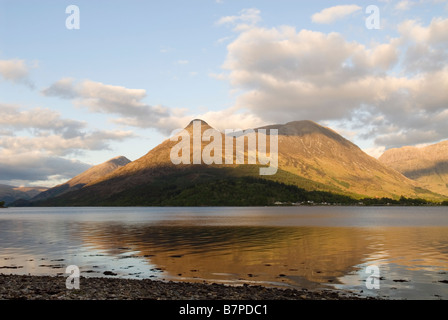 Loch Leven, Glencoe Village e il Pap di Glencoe Sgorr na Ciche, Lochaber, Scozia, può Foto Stock