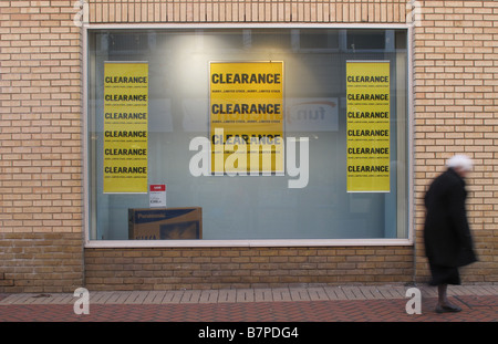 Una donna cammina davanti a un ramo di un negozio di Argos in Chelsmford, Essex, durante il mese di gennaio la promozione delle vendite Foto Stock