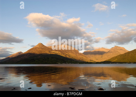 Loch Leven, Glencoe Village e il Pap di Glencoe Sgorr na Ciche, Lochaber, Scozia, può Foto Stock