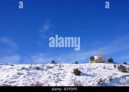 Winter house sulla collina innevate con blue sky Edwards Colorado Montagne Rocciose Foto Stock