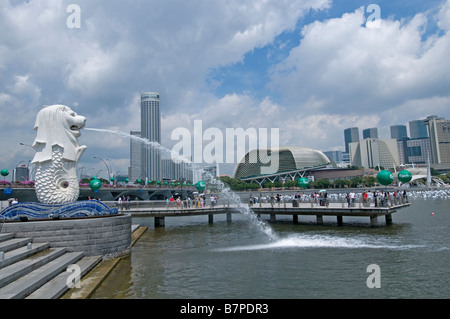 Merlionpark Marina Bay metà sea lion Statua fontana di acqua marina di sfondo barca Foto Stock