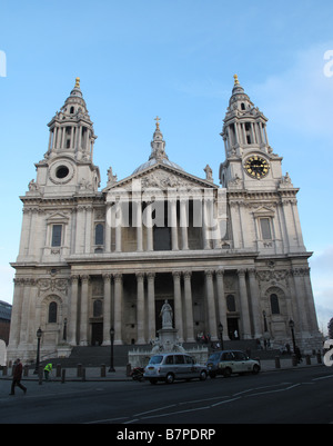 Parcheggio taxi fuori dalla cattedrale di St Paul nella città di Londra in una giornata di sole Foto Stock