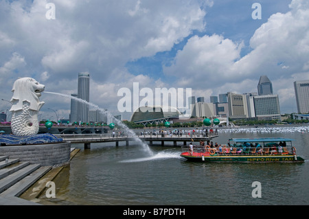 Merlionpark Marina Bay metà sea lion Statua fontana di acqua marina di sfondo barca Foto Stock