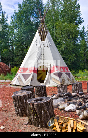 Inoltre Tipis teepee tepee è raffigurato in un nativo del camp nella Kitigan Zibi Algonquin nativo nel Quebec, Canada Foto Stock