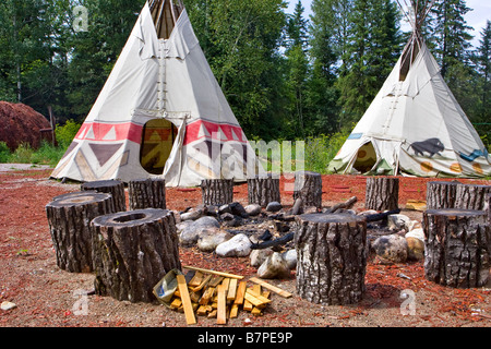 Inoltre Tipis teepee tepee sono illustrati in un nativo del camp nella Kitigan Zibi Algonquin nativo nel Quebec, Canada Foto Stock