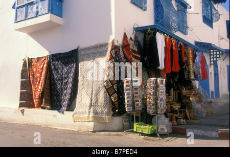 Sidi Bou Said in Tunisia ha molti negozi di souvenir con i tradizionali tappeti colorati e tappeti. Foto Stock