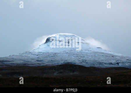 Macleod del tavolo, ricoperta di neve con il cloud in cima, Isola di Skye. Foto Stock