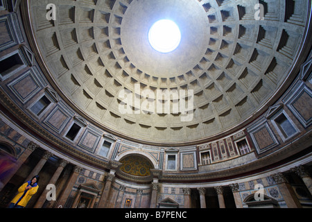 Interno del Pantheon la cupola, Roma, Italia Foto Stock