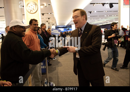 General Motors Nord America Presidente Troy Clarke saluta i lavoratori GM al 2009 North American International Auto Show Foto Stock