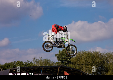 Un daredevil stunt moto rider del salto in aria Foto Stock