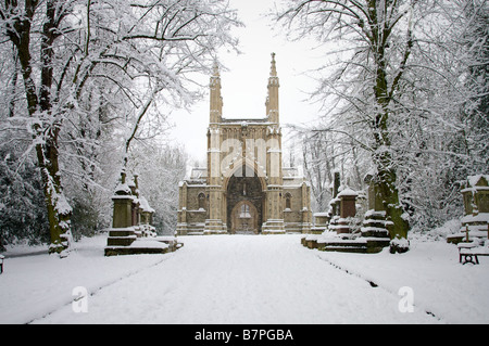 La cappella anglicana nel cimitero di Nunhead sotto neve Foto Stock